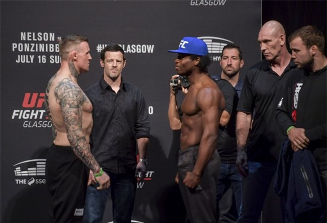 Võ sĩ UFC lật ngược tình thế nhờ tuyệt chiêu cực lạ - Ảnh 2.