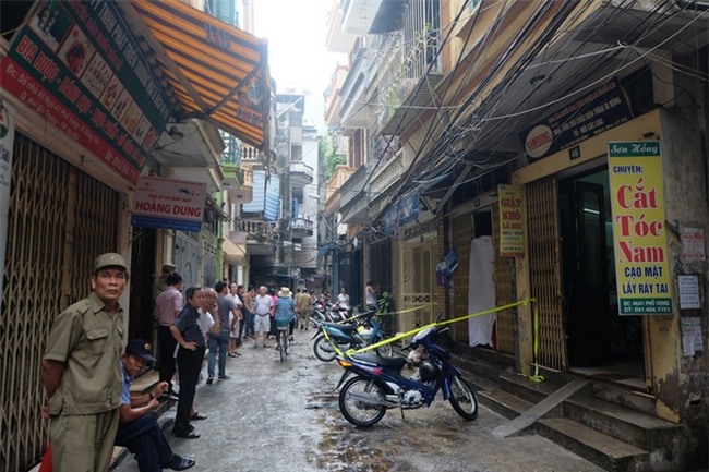 Vụ 2 mẹ con chết cháy ở phố Vọng: “Chúng tôi thấy cánh tay chới với kêu cứu ở chuồng cọp nhưng bất lực” - Ảnh 1.