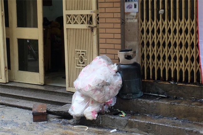 Vụ 2 mẹ con chết cháy ở phố Vọng: “Chúng tôi thấy cánh tay chới với kêu cứu ở chuồng cọp nhưng bất lực” - Ảnh 3.