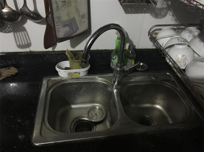 Xí nghiệp nước sạch Hai Bà Trưng nói chưa thể cấp nước cho nhà Thế Chột - Ảnh 1.