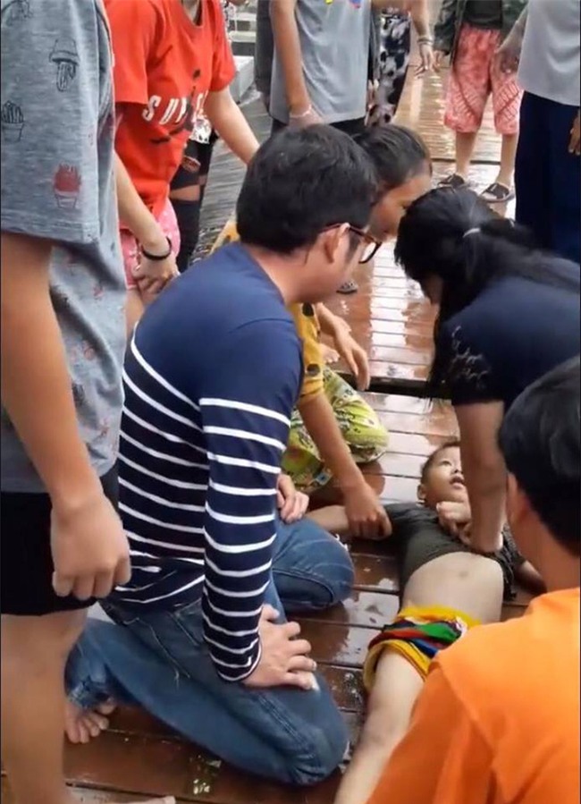 Thái Lan: Bé trai bị rơi xuống hồ nước tưởng chết đuối, bất ngờ điều kỳ diệu đã xảy ra - Ảnh 2.