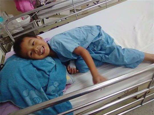 Thái Lan: Bé trai bị rơi xuống hồ nước tưởng chết đuối, bất ngờ điều kỳ diệu đã xảy ra - Ảnh 3.