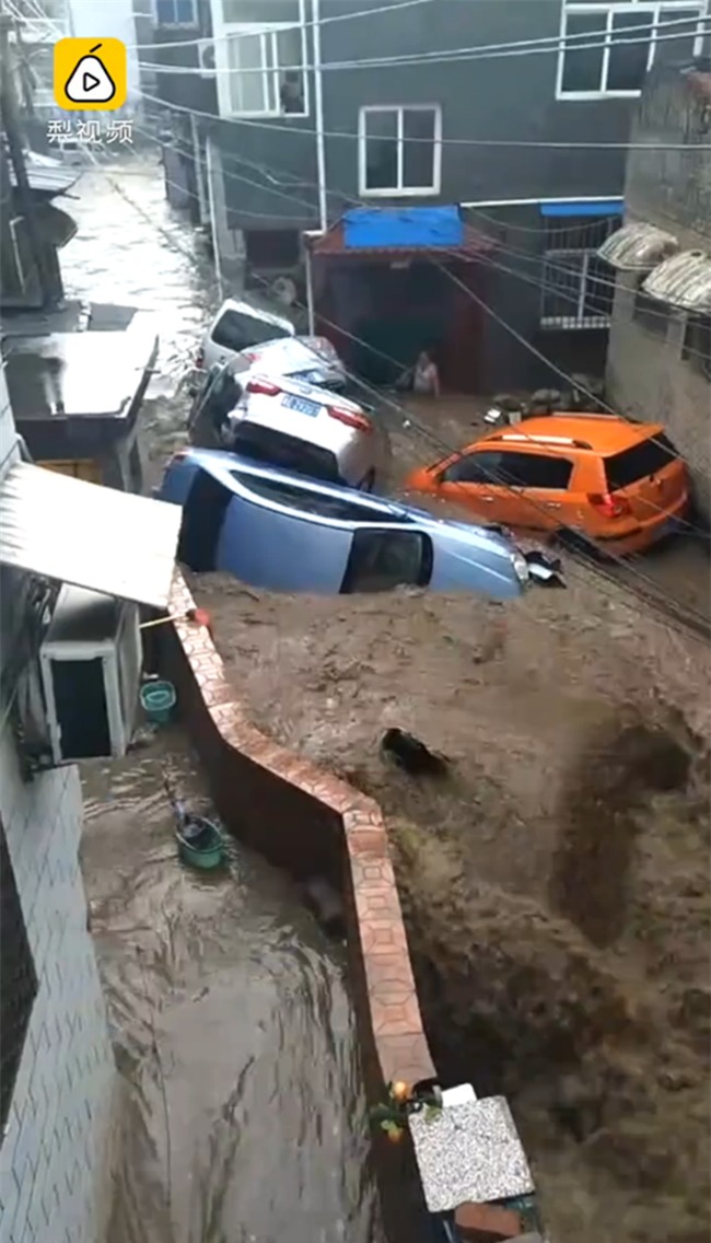 Trung Quốc: Mưa lớn kéo dài, xe cộ mất kiểm soát, ô tô hay xe máy đều bị cuốn trôi theo dòng nước lũ - Ảnh 3.