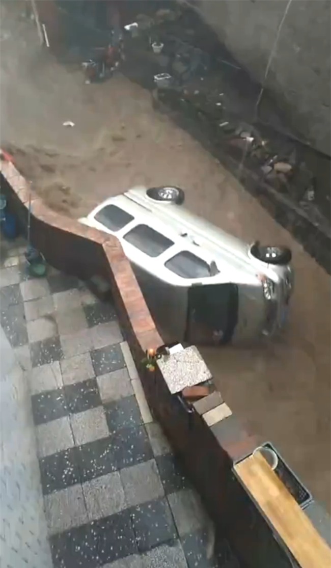 Trung Quốc: Mưa lớn kéo dài, xe cộ mất kiểm soát, ô tô hay xe máy đều bị cuốn trôi theo dòng nước lũ - Ảnh 3.
