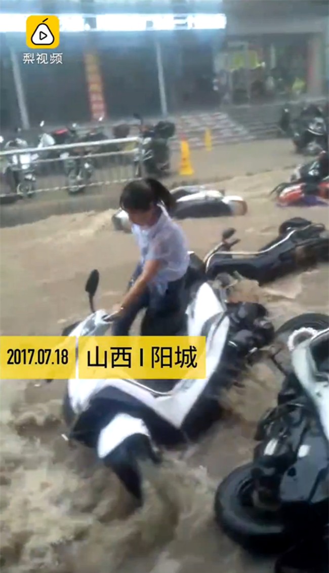 Trung Quốc: Mưa lớn kéo dài, xe cộ mất kiểm soát, ô tô hay xe máy đều bị cuốn trôi theo dòng nước lũ - Ảnh 3.