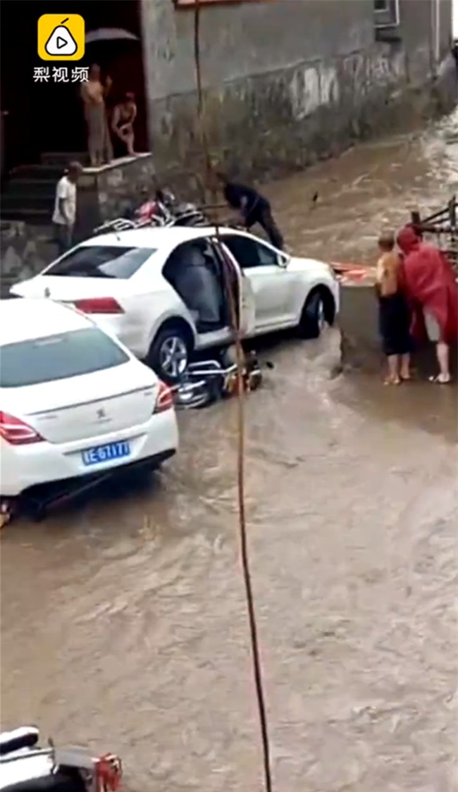 Trung Quốc: Mưa lớn kéo dài, xe cộ mất kiểm soát, ô tô hay xe máy đều bị cuốn trôi theo dòng nước lũ - Ảnh 3.