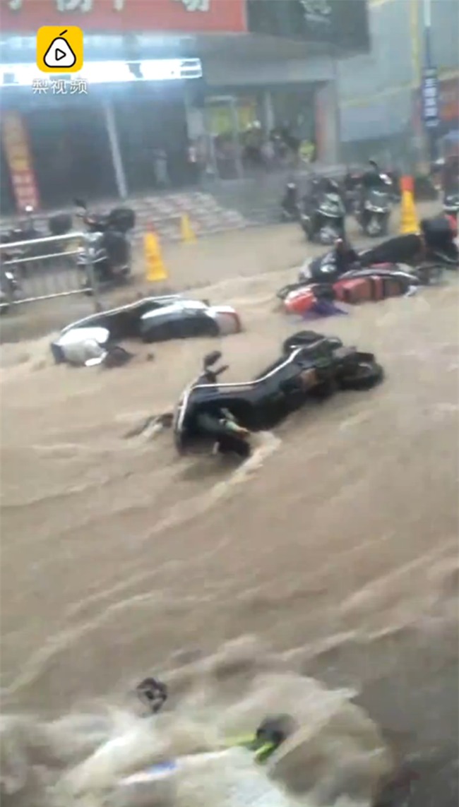 Trung Quốc: Mưa lớn kéo dài, xe cộ mất kiểm soát, ô tô hay xe máy đều bị cuốn trôi theo dòng nước lũ - Ảnh 3.