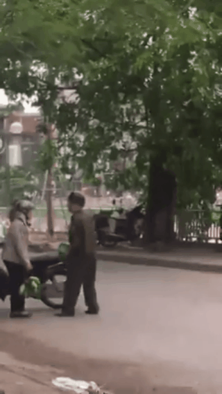 Hà Nội: Phẫn nộ hành động người đàn ông ném cân của chị bán hàng xuống sông - Ảnh 2.