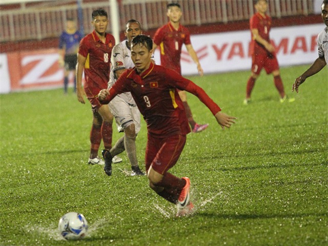 Mặt sân đầy nước khiến U22 Việt Nam thi đấu đầy khó khăn trong hiệp 1, ảnh: Trọng Vũ