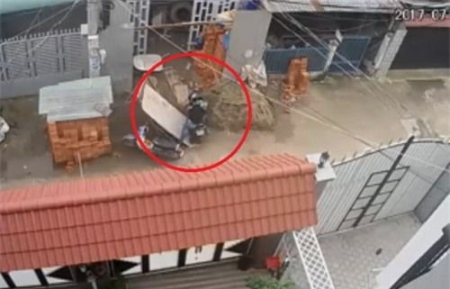 clip: doi tuong mac ao grabbike cho dong pham di