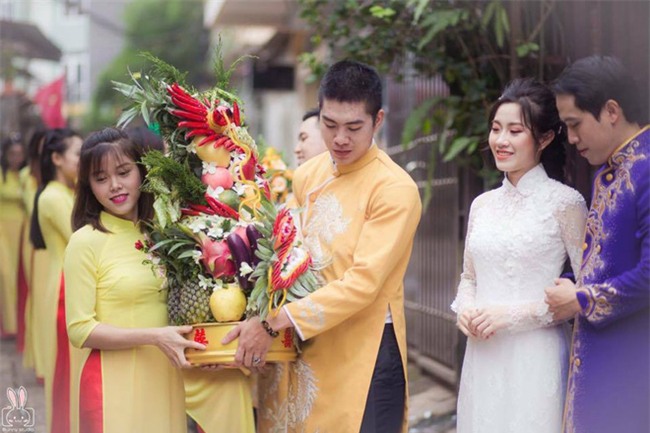 Bức ảnh một công việc hai số phận đang hot: Cùng bê tráp đám cưới mà kẻ mếu máo, người lại cười tươi - Ảnh 2.