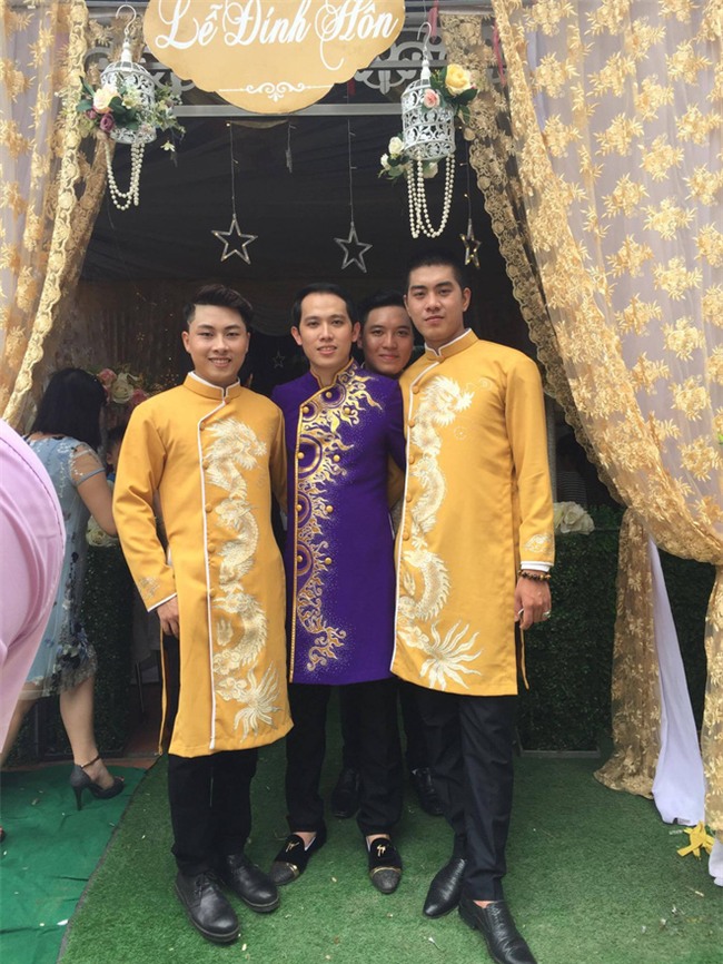 Bức ảnh một công việc hai số phận đang hot: Cùng bê tráp đám cưới mà kẻ mếu máo, người lại cười tươi - Ảnh 3.