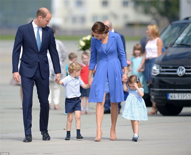 "Nhanh lên mẹ ơi", hành động đáng yêu của Công chúa nhỏ Anh Quốc khiến ai cũng lịm tim - Ảnh 5.