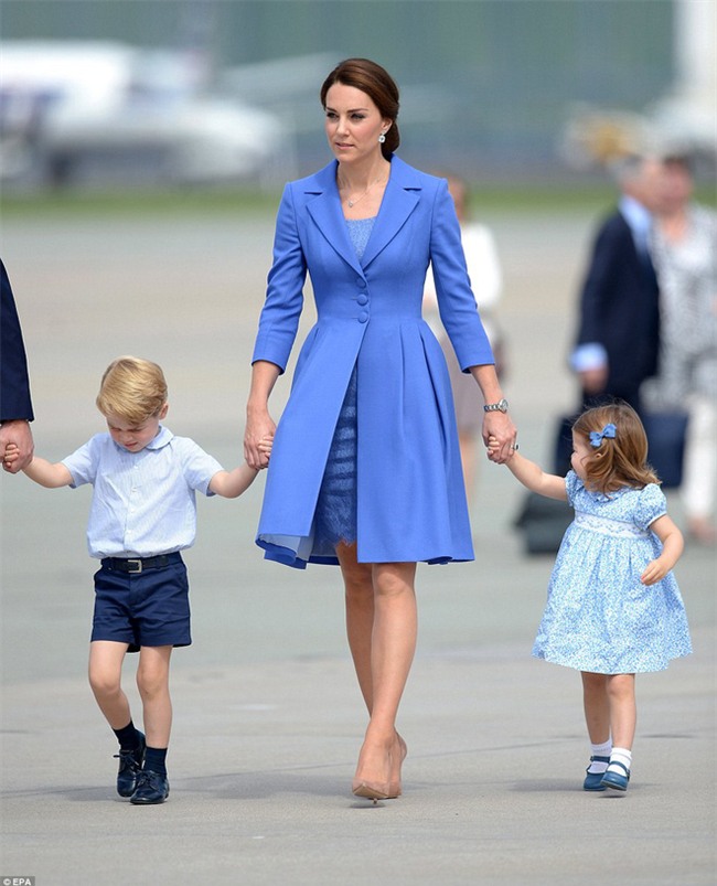 Nhanh lên mẹ ơi, hành động đáng yêu của Công chúa nhỏ Anh Quốc khiến ai cũng lịm tim - Ảnh 4.