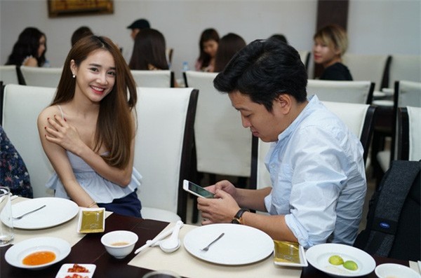 lo mac ho bao, ho ngoc ha, ha vi lung tung lo che tren chan duoi - 10