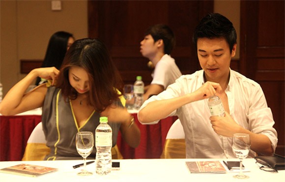 lo mac ho bao, ho ngoc ha, ha vi lung tung lo che tren chan duoi - 12