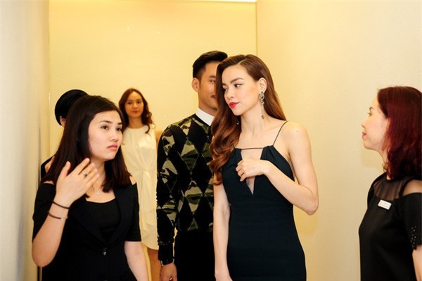 lo mac ho bao, ho ngoc ha, ha vi lung tung lo che tren chan duoi - 5