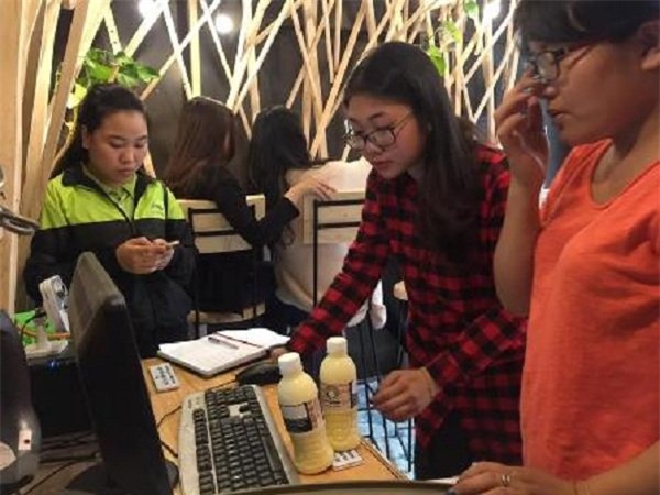 Cửa hàng tiện lợi, cửa hàng tự chọn, khách hàng, khách tự trả tiền