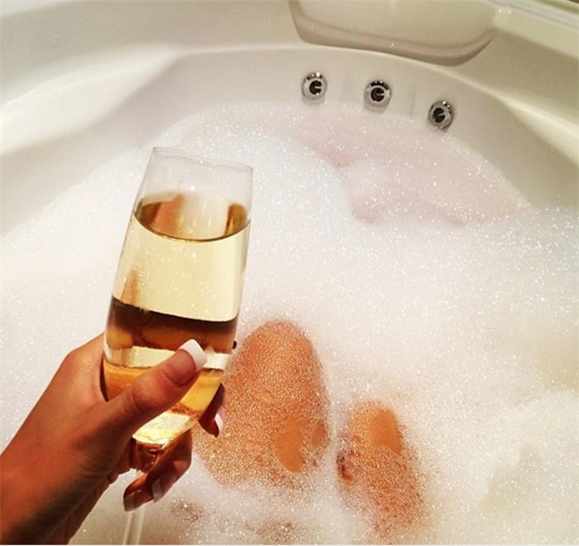 cuoc song xa xi, sam sanh hang hieu cua gioi tre nha giau viet len bao my - 20