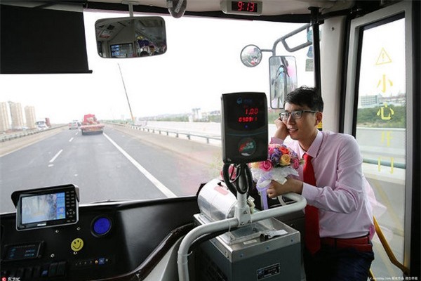 Wu Zheng và chồng đã gặp nhau trên một chuyến xe buýt do cô cầm lái