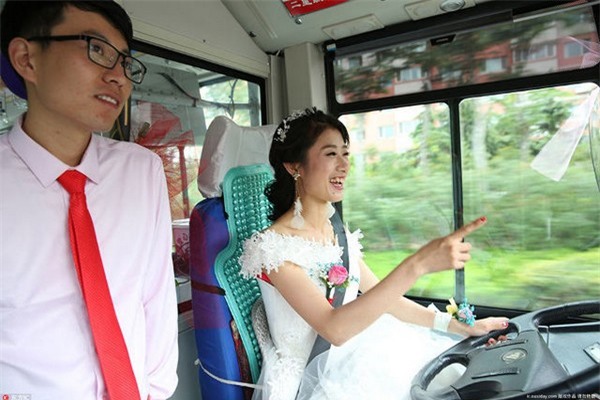 Wu đã tự tay cầm lái chiếc xe buýt để chở chồng mình đến lễ cưới