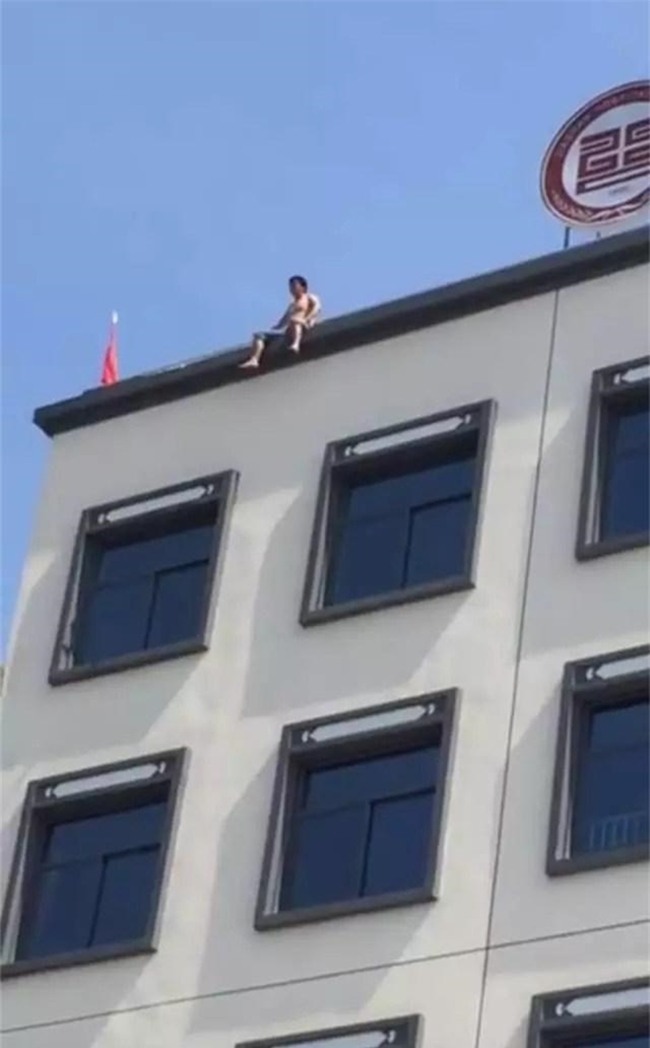 Ép vợ phá thai bất thành, người đàn ông định nhảy lầu tự tử, nhưng ngồi tầng thượng nắng quá nên quay sang nhảy sông - Ảnh 2.