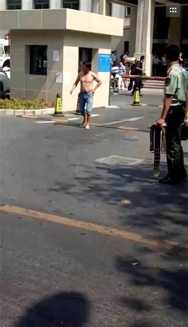 Ép vợ phá thai bất thành, người đàn ông định nhảy lầu tự tử, nhưng ngồi tầng thượng nắng quá nên quay sang nhảy sông - Ảnh 3.