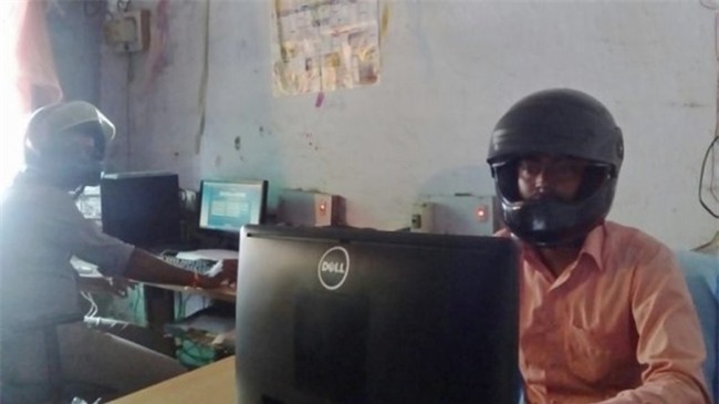 Sợ trần nhà sập vào đầu, nhân viên văn phòng Ấn Độ đồng loạt đội mũ bảo hiểm để bảo toàn tính mạng - Ảnh 4.