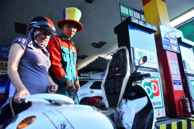 Sau 2 phien giam gia, chieu nay xang lai tang 357 dong mot lit hinh anh 1