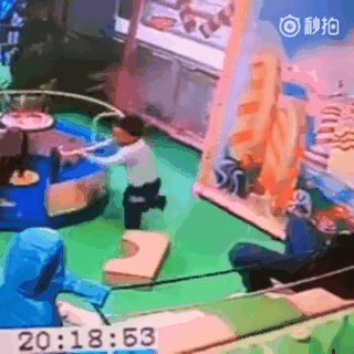 Con bị giành đồ chơi, người phụ nữ tức tối tát bé gái 2 tuổi đến phát khóc - Ảnh 2.