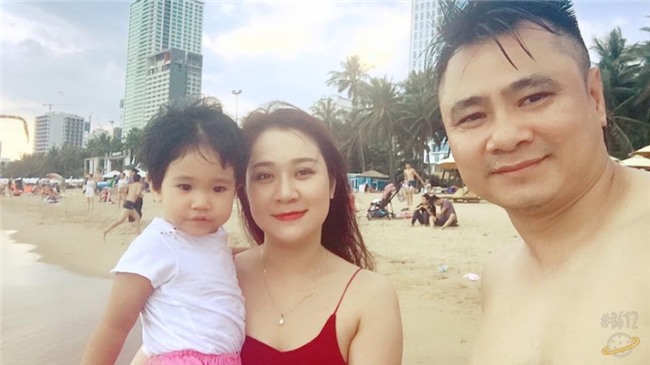 dang anh di tam bien, vo danh hai tu long duoc xuyt xoa khen xinh hinh anh 1