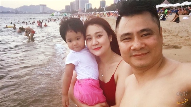 dang anh di tam bien, vo danh hai tu long duoc xuyt xoa khen xinh hinh anh 2