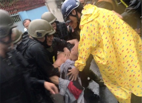 Vụ khống chế vợ 14 giờ: Người vợ thừa nhận phụ bạc chồng - Ảnh 1.