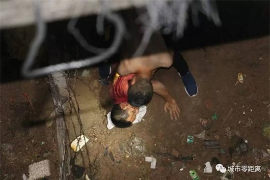 Tò mò xem vụ tai nạn xe hơi, 4 người rơi từ cầu vượt cao 15m xuống đất, tình hình sức khỏe vô cùng nguy kịch - Ảnh 4.