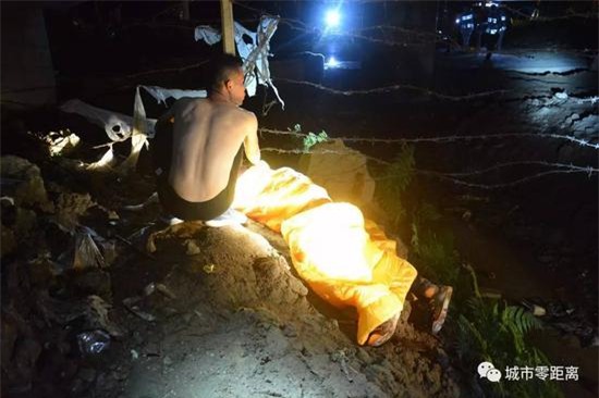 Tò mò xem vụ tai nạn xe hơi, 4 người rơi từ cầu vượt cao 15m xuống đất, tình hình sức khỏe vô cùng nguy kịch - Ảnh 5.