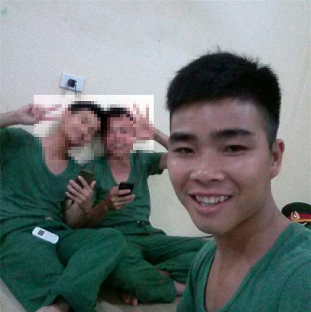 Sơn Ca cùng bạn vui đùa tại Đại học Sỹ quan lục quân I