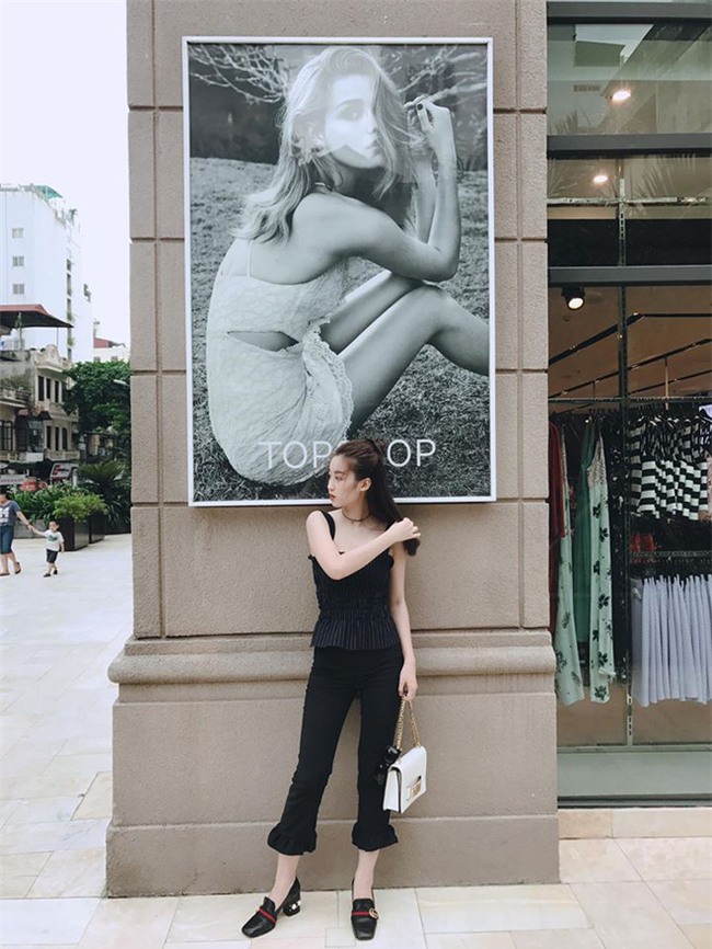 Không hẹn mà gặp, Hoàng Thùy - Minh Tú cùng diện blazer trắng và jeans rách trong street style tuần này - Ảnh 1.