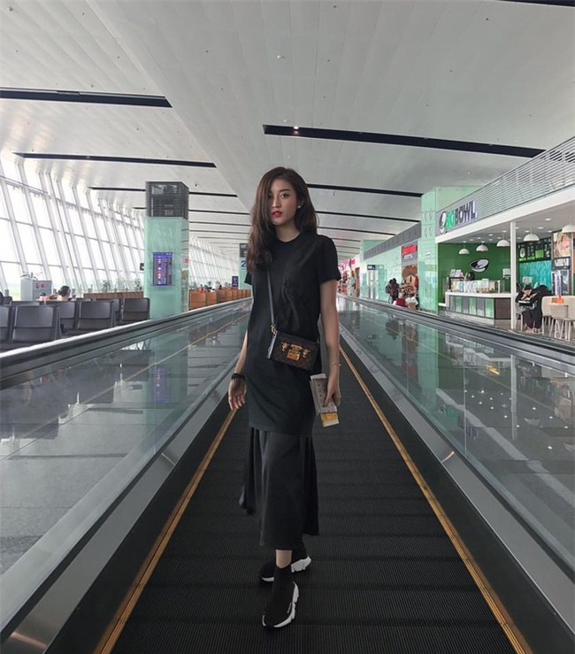 Không hẹn mà gặp, Hoàng Thùy - Minh Tú cùng diện blazer trắng và jeans rách trong street style tuần này - Ảnh 13.