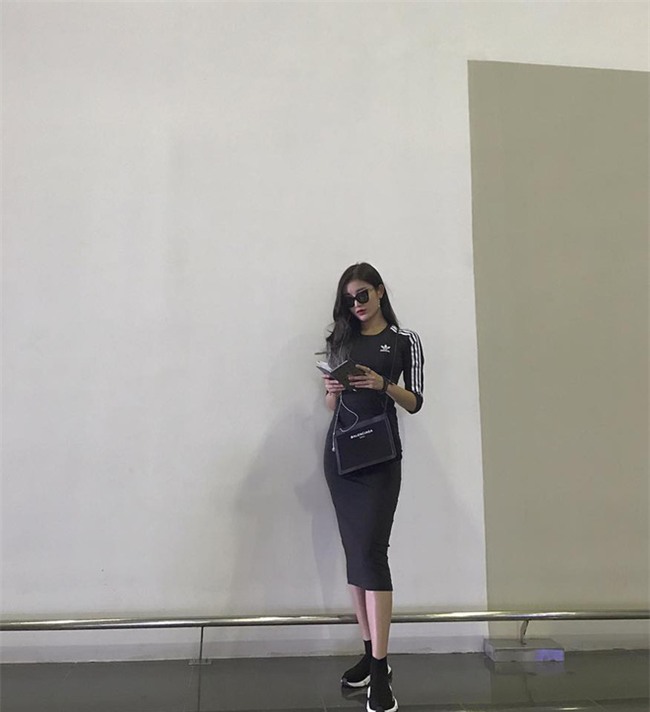 Không hẹn mà gặp, Hoàng Thùy - Minh Tú cùng diện blazer trắng và jeans rách trong street style tuần này - Ảnh 14.