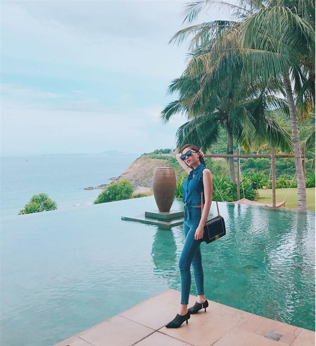 Không hẹn mà gặp, Hoàng Thùy - Minh Tú cùng diện blazer trắng và jeans rách trong street style tuần này - Ảnh 16.