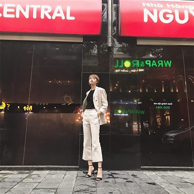 Không hẹn mà gặp, Hoàng Thùy - Minh Tú cùng diện blazer trắng và jeans rách trong street style tuần này - Ảnh 18.