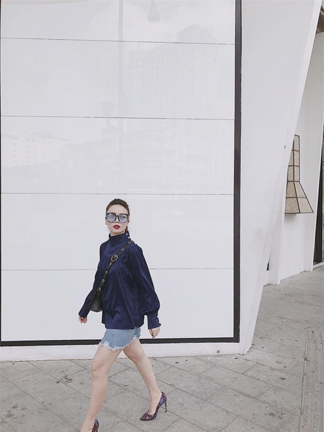 Không hẹn mà gặp, Hoàng Thùy - Minh Tú cùng diện blazer trắng và jeans rách trong street style tuần này - Ảnh 19.