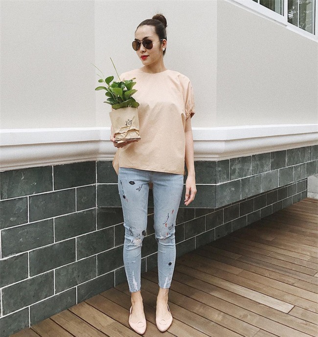 Không hẹn mà gặp, Hoàng Thùy - Minh Tú cùng diện blazer trắng và jeans rách trong street style tuần này - Ảnh 2.