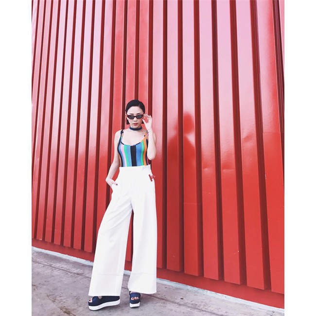 Không hẹn mà gặp, Hoàng Thùy - Minh Tú cùng diện blazer trắng và jeans rách trong street style tuần này - Ảnh 7.