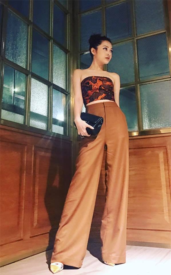 Không hẹn mà gặp, Hoàng Thùy - Minh Tú cùng diện blazer trắng và jeans rách trong street style tuần này - Ảnh 9.