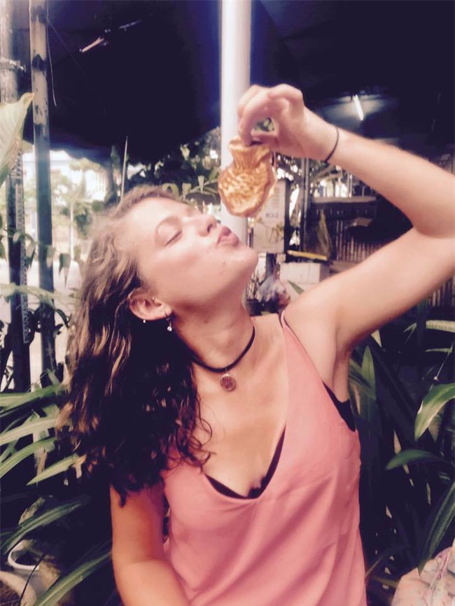 Nữ du khách nước ngoài đi xuyên Việt bị trộm mất xe đạp khi vừa đến Sài Gòn: Bật khóc vì quá sức chịu đựng - Ảnh 12.