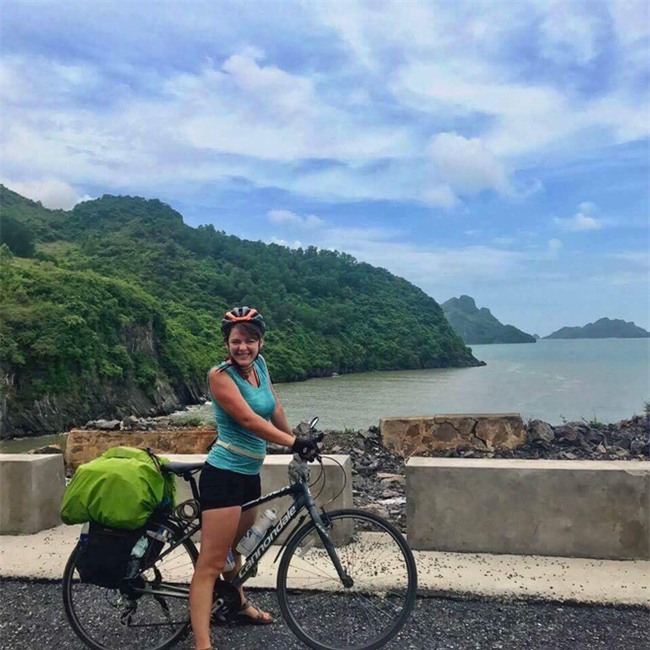 Nữ du khách nước ngoài đi xuyên Việt bị trộm mất xe đạp khi vừa đến Sài Gòn: Bật khóc vì quá sức chịu đựng - Ảnh 3.