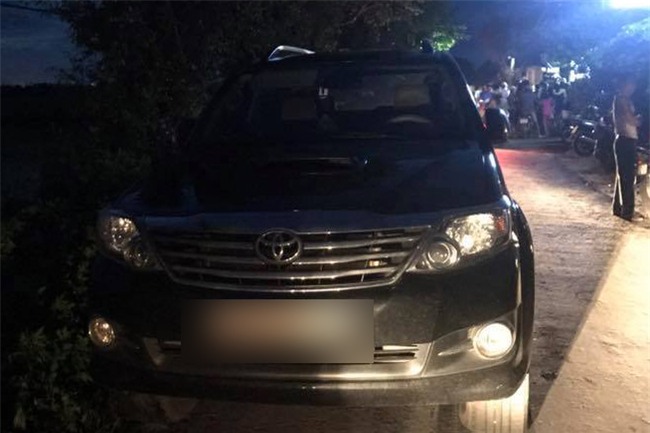 Hải Dương: Người dân bao vây đập phá xe ô tô, bắt giữ nhóm người nghi bắt cóc trẻ em - Ảnh 3.