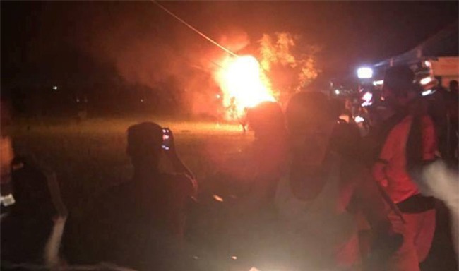 Hải Dương: Người dân bao vây đập phá xe ô tô, bắt giữ nhóm người nghi bắt cóc trẻ em - Ảnh 7.