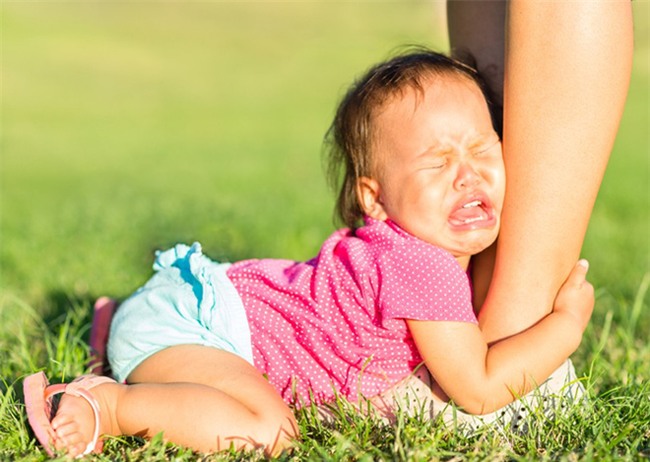 Mặc con gào khóc lăn lộn ở công viên, bà mẹ minh tinh này khiến nhiều người thán phục bởi cách dạy con quá hay - Ảnh 3.